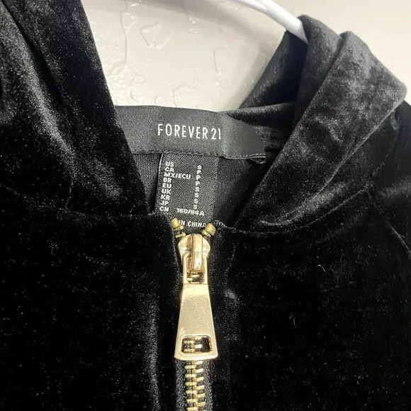 Forever 21 Long Sleeve Velvet Crop Top, Black - Picture 3 of 6